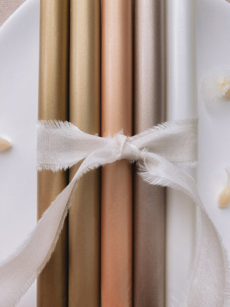 a set of 5 metallic earthy tones sealing wax sticks in classic gold, golden dune, peachy gold, mocha, white pearl colors _closeup front angle